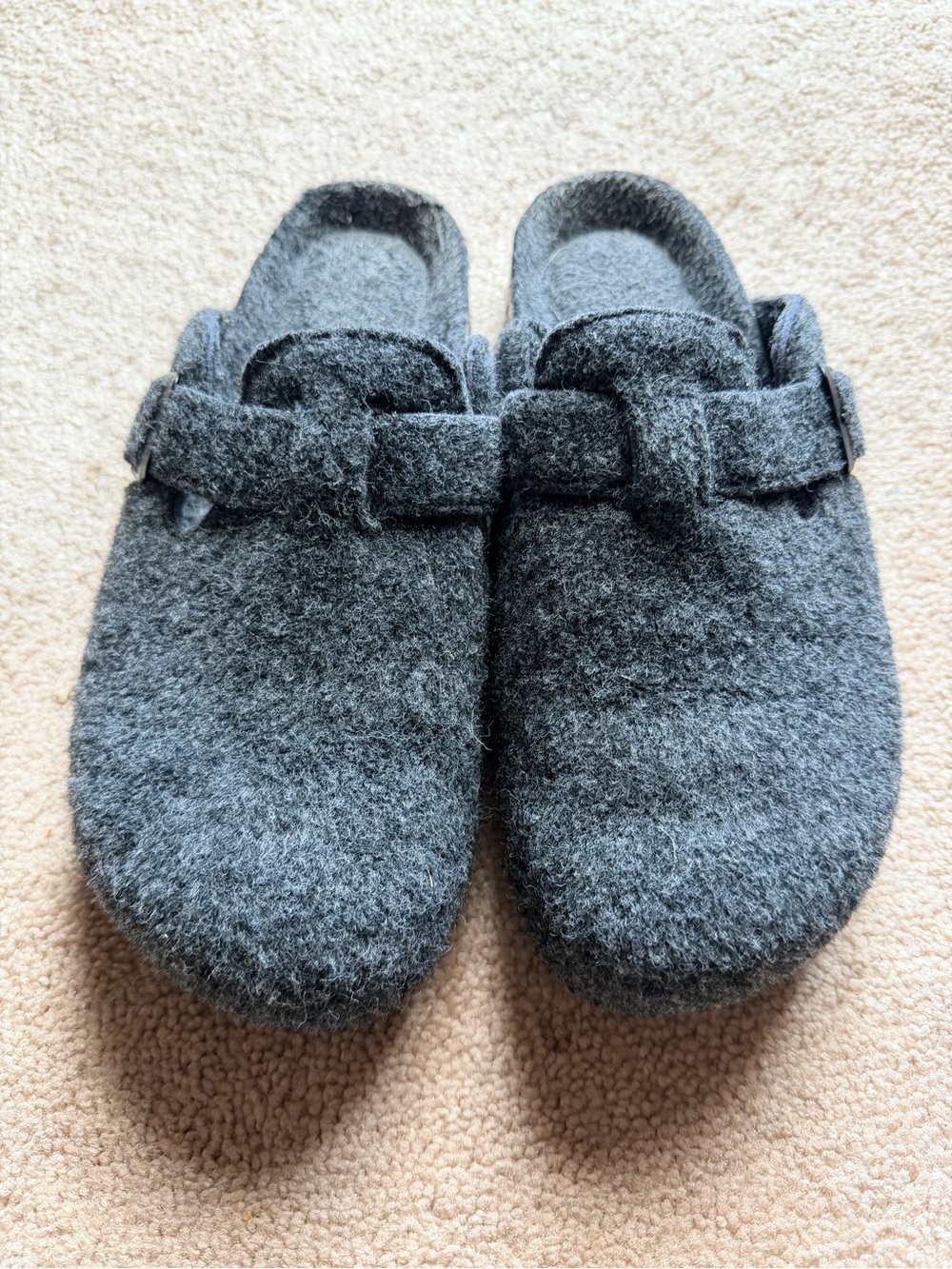 Like new - Womens Cushionaire Gray Wool Felt Slip-On Clog Size 9